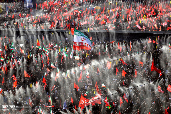  اقامه نماز بر پیکر مطهر رهبر شهید انقلاب و شهدای خانواده ایشان