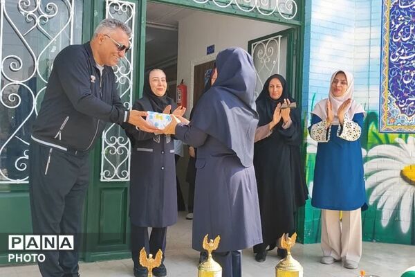 افتتاح زمین ورزشی در دبیرستان الزهرا به مناسبت هفته تربیت‌بدنی