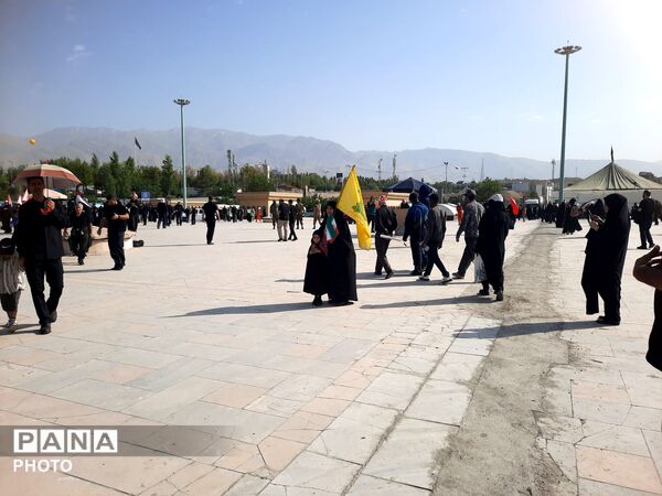 اولین روز وداع با شکوه با رهبر شهید و خانواده بزرگوارشان 
