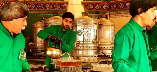 حضور خادمان اصفهانی در چایخانه امام رضا«ع» مشهد