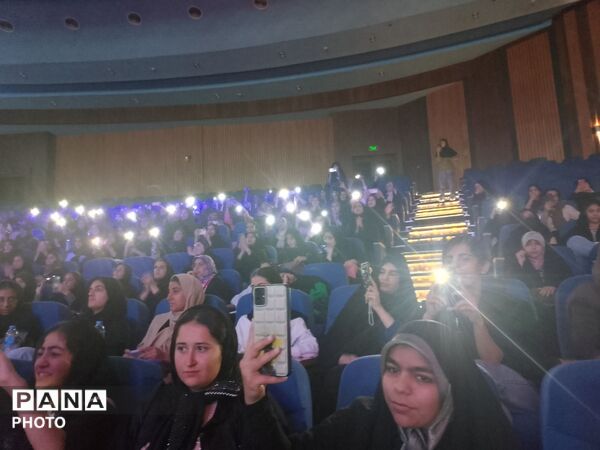 حضور دانش‌آموزان دختر هرمزگانی در همایش بزرگ تحصیلی «یاد نوین»