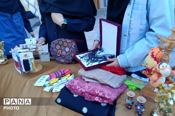 رنگِ خلاقیت در مدرسه رستمرودی پیچید؛ برگزاری بازارچه خوارزمی