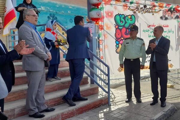زنگ جشن شکوفه‌ها در مدرسه «آیین روشن» شهریار نواخته شد
