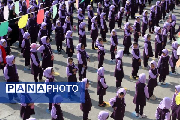 حضور پلیس در دبستان فاطمه‌الزهرا برای آموزش پیشگیری از آسیب‌های اجتماعی