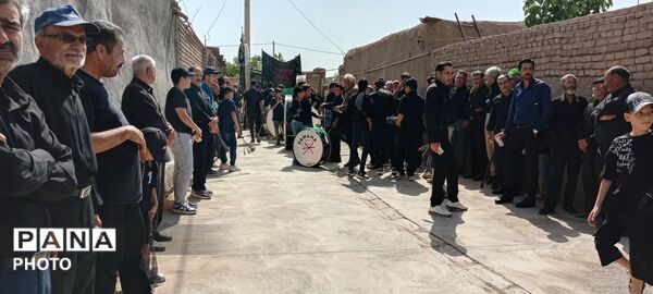 حرکت دسته های عزاداری در روستای فرشه