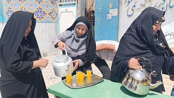 توزیع شربت و شیرینی به مناسبت میلاد پیامبر اسلام (ص) 