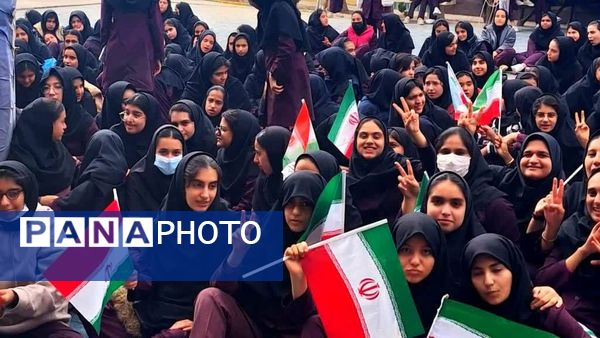 جلوه‌هایی از مراسم دهه فجر در دبیرستان دخترانه ابویی‌نژاد