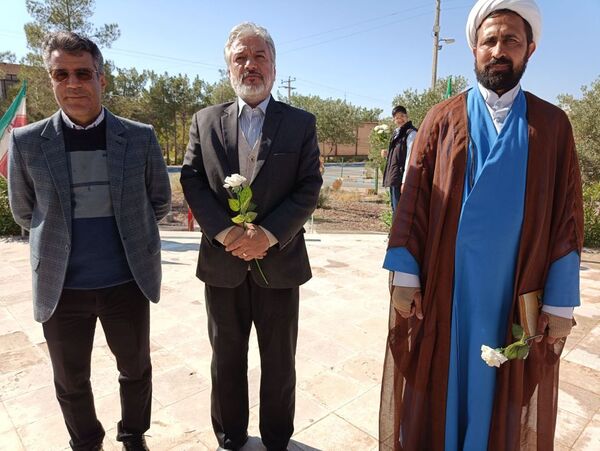 غبارروبی مزار شهدای گمنام دانشگاه آزاد اسلامی واحد کاشمر 