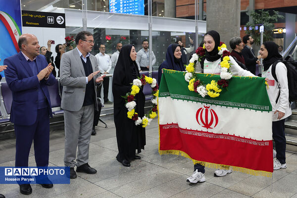بازگشت طلایی‌پوشان بلندقامت دانش‌آموز ایران با کاپ قهرمانی