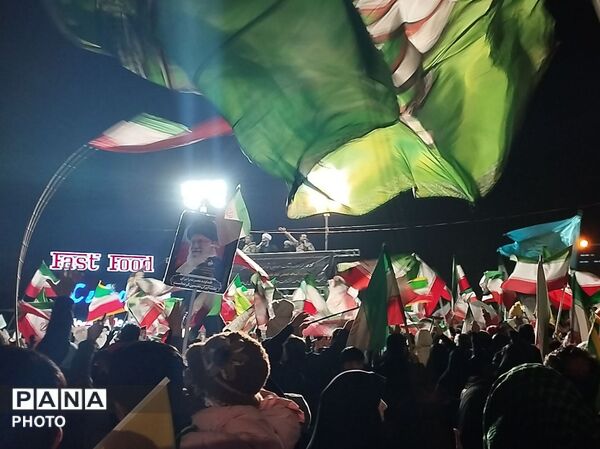 حضور مردمان محله های مختلف در چهارراه برق مشهد