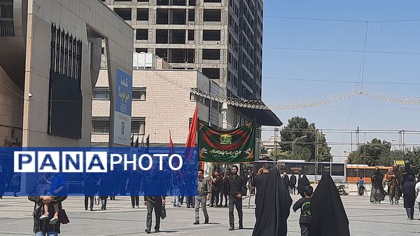 جاماندگان اربعین حسینی در مسیر حرم مطهر امام مهربانی