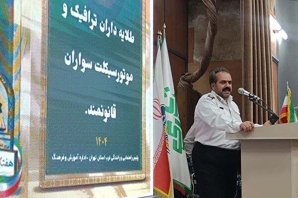 فرهنگ‌سازی با عمل؛ اهدای کلاه ایمنی رایگان در همایش طلایه‌داران ترافیک شهریار