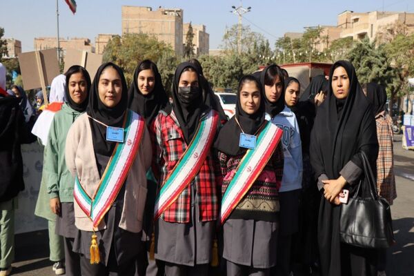 حضور پرشور دانش‌آموزان پاکدشتی در راهپیمایی روز ۱۳ آبان