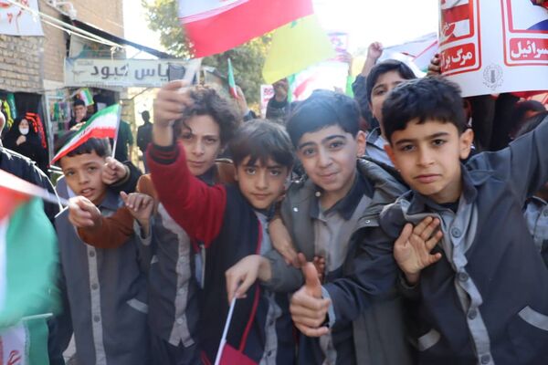 فریاد مرگ بر آمریکا در کوهدشت ؛ حماسه حضور دانش آموزان در سیزده آبان