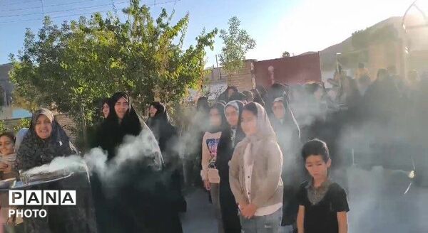 مراسم اهتزاز پرچم سرخ خونخواهی رهبر شهید بر گنبد مسجد الزهرا (س) شهربن