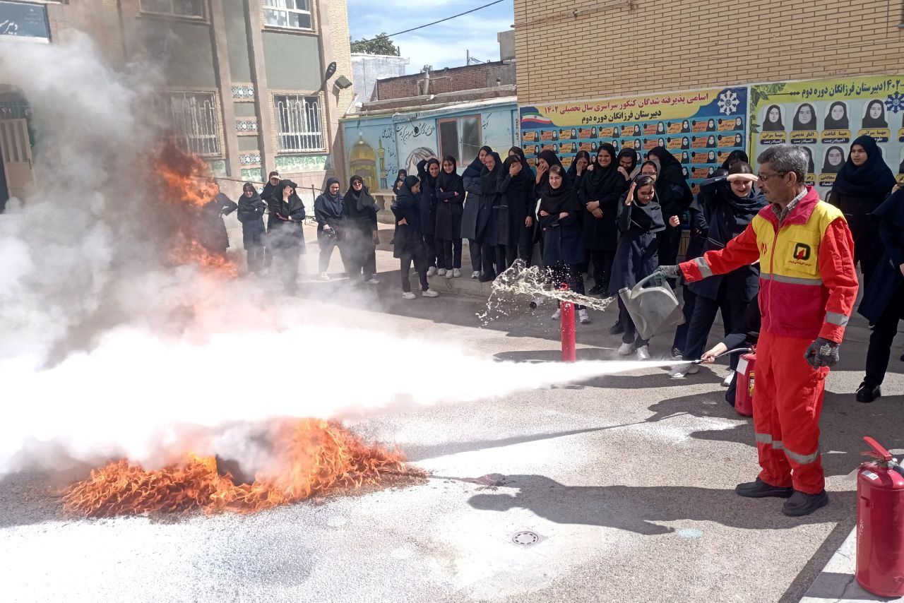 آموزش اطفاء حریق  از مهارت‌های لازم برای مدیریت بحران برای دانش‌آموزان است