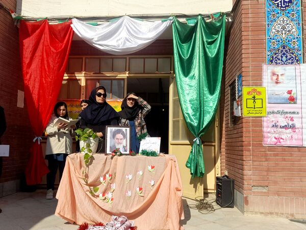 گلباران تمثال امام و تقدیر از دانش‌آموزان برتر  هنرستان بصیرت آشخانه