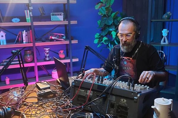 «ساعت ۲۵» روی آنتن شبکه رادیویی و تلویزیونی تهران 