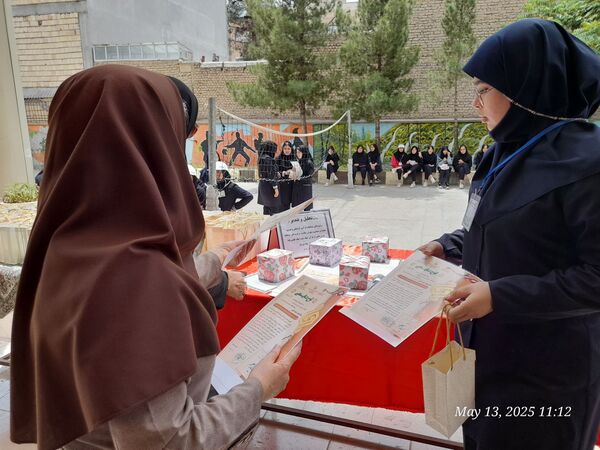 تجلیل از برگزیدگان دبیرستان ۱۵ خرداد 