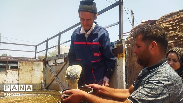 پخش نذری روز عاشورا رسمی قدیمی در روستای حسن آباد بلهر نیشابور 