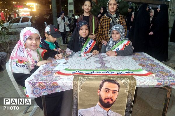 اهدای هدیه به دختران انقلابی دبستان حاتم ناحیه دو شهرری در میدان نماز 