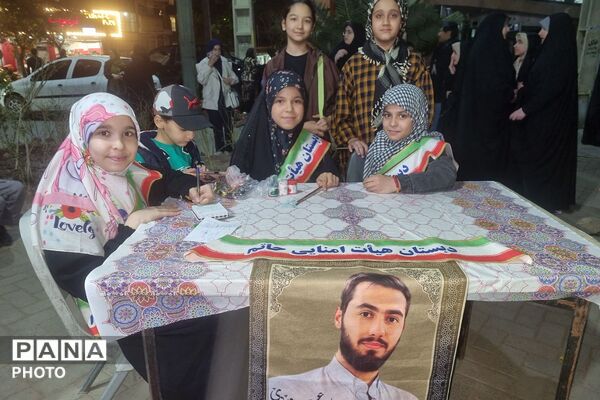 اهدای هدیه به دختران انقلابی دبستان حاتم ناحیه دو شهرری در میدان نماز 