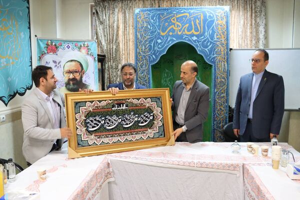 زنگ سپاس معلم در هنرستان احمدی روشن منطقه ۱۴ تهران با حضور وزیر نیرو نواخته شد
