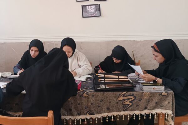 نمایشگاه آثار هنری دانش آموزان دبیرستان امام علی(ع) شهرستان ورامین