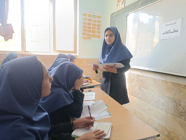 همدلی و همکاری دانش‌آموزان در اجرای طرح مدام دبیرستان دکتر جواد حداد ۲ 