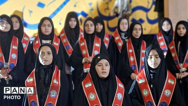 حضور دانش‌آموزان پیشتاز دبستان حضرت خدیجه(س) در اجتماعات شبانه‌رشتخوار