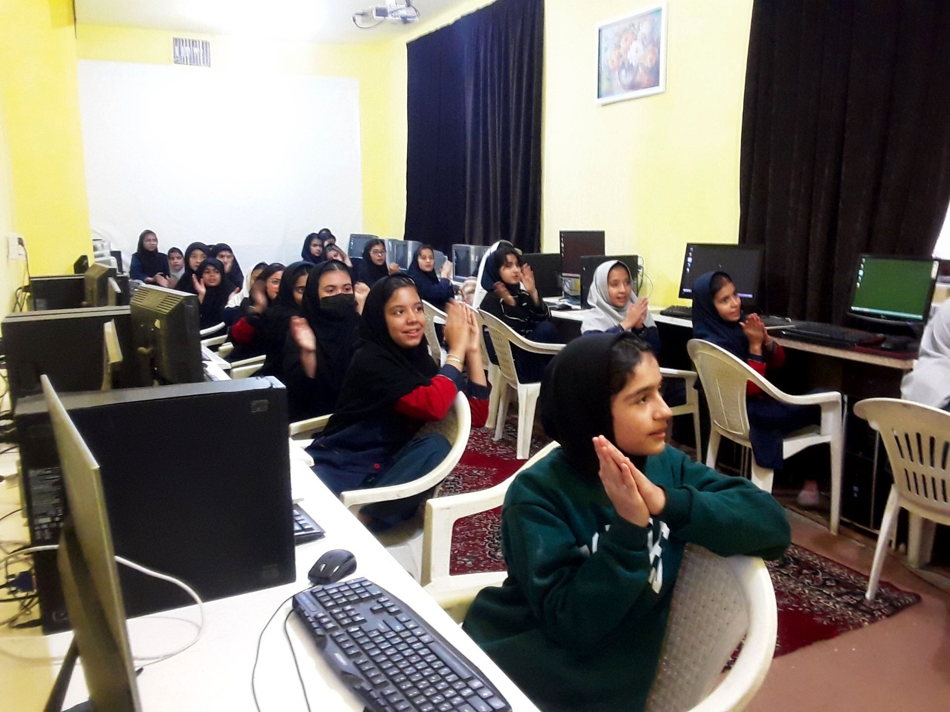 کلاس یادگیری کار با رایانه در کانون لقمان
