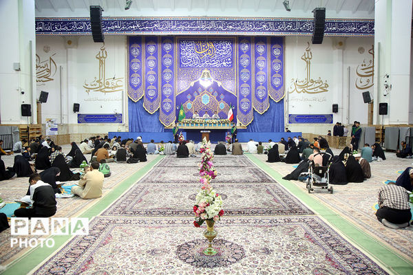 جزءخوانی خانوادگی قرآن کریم در حرم حضرت معصومه(س)