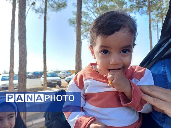 اقامه نماز با شکوه عید فطر به امامت امام جمعه حبیب آباد