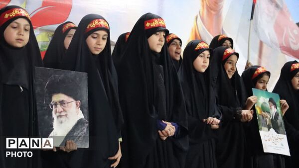 کودکان و نوجوانان ایران، پای کار انقلابند