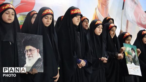 کودکان و نوجوانان ایران، پای کار انقلابند