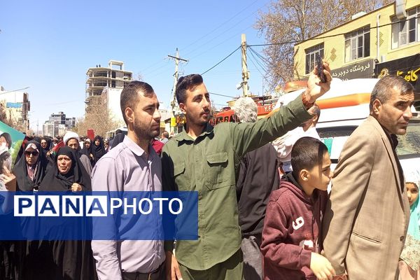 اقامه آخرین نماز جمعه ماه مبارک رمضان با حضور چشمگیر مردم یاسوج