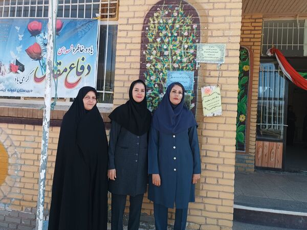 آغاز سال تحصیلی در دبیرستان نمونه زینب الکبری(س) قروه همراه با نواختن زنگ ایثار و مقاومت  