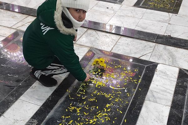 اجرای طرح «لاله‌های روشن» در دبستان شهید نوروزعلی حسینی