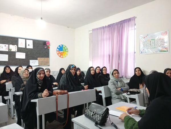 دومین جلسه انجمن اولیا در دبستان سمیه کاشمر