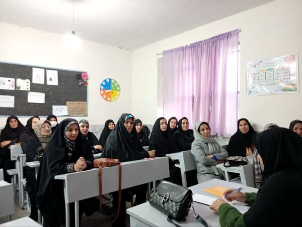 دومین جلسه انجمن اولیا در دبستان سمیه کاشمر