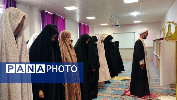 نواخته شدن زنگ نماز در دبیرستان حضرت معصومه(س) شهرستان خلیل‌آباد با شعار «مِهر با مُهر»