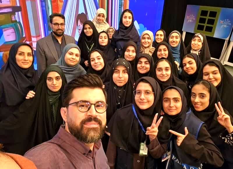 حضور دانش آموزخبرنگاران دختر پانا در برنامه هم‌شاگردی سلام