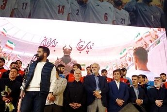 بدرقه ملی‌پوشان در میدان انقلاب