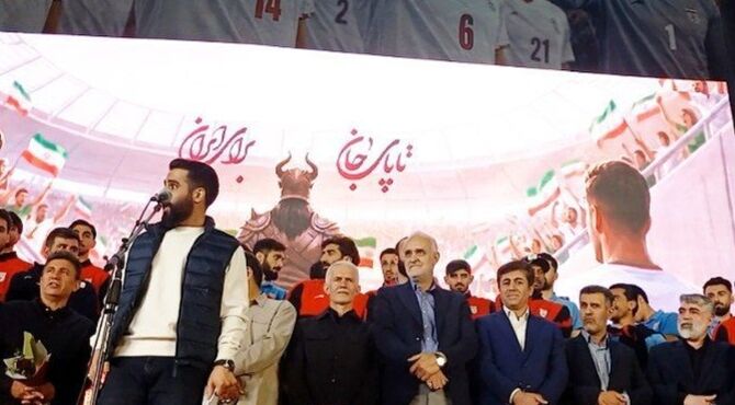 بدرقه ملی‌پوشان در میدان انقلاب
