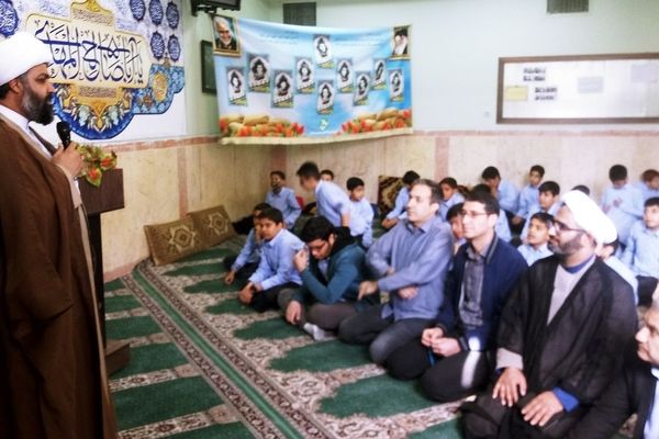 برپایی نماز جماعت مدارس کهریزک با حضور امام جمعه منطقه 