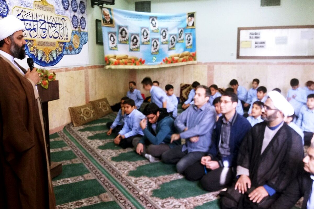 برپایی نماز جماعت مدارس کهریزک با حضور امام جمعه منطقه 