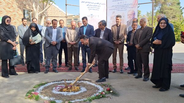 آیین کلنگ‌زنی مدرسه «اولیا» در ناحیه ۴ اصفهان همزمان با سراسر کشور