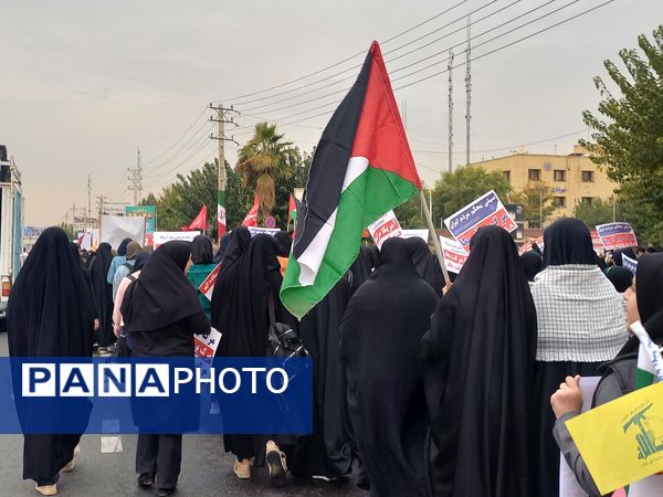 حضور دانش آموزان اسلامشهری در راهپیمایی ۱۳ آبان