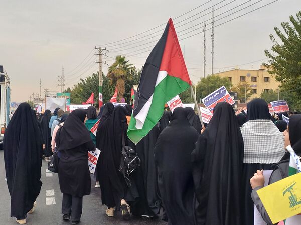 حضور دانش آموزان اسلامشهری در راهپیمایی ۱۳ آبان