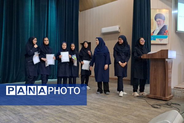 تجلیل از دانش‌آموزان رتبه‌های برتر دبیرستان پویش ناحیه 3 شیراز 